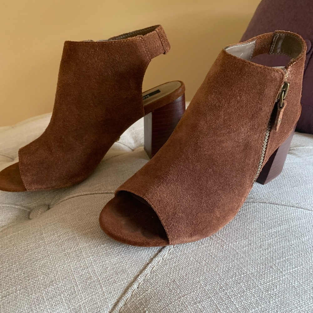 Rust colored suede shoes. Size 6, with block heel.